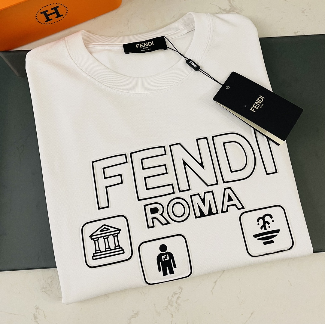 【極美品✨】  フェンディFENDIスーパーコピー 半袖 Tシャツの通販  ✶ ブラック・ホワイト✶ ＸＳ～Ｌ  ✶