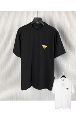 プラダ  夏の新作！個性的なトライアングルロゴが特徴のゆったり短袖Tシャツ