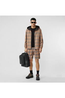 バーバリーアウター スーパーコピー  BURBERRYチェック柄フード付きジャケット。活力溢れるデザイン、カジュアルなシルエット