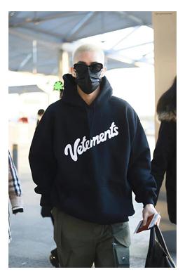 ヴェトモン パーカースーパーコピー   VETEMENTS ビッグロゴ入りルーズパーカー