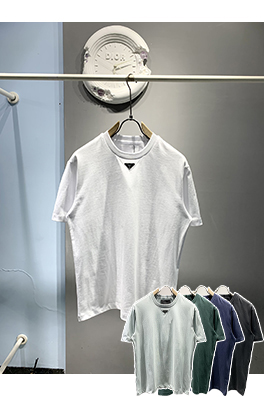 プラダ新しいエナメル三角ロゴTシャツ