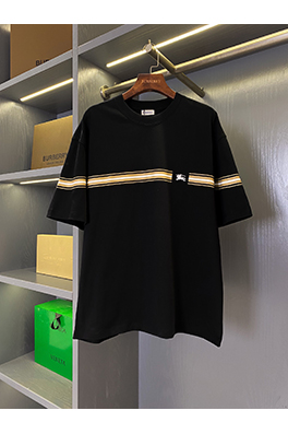 バーバリー 新しいラベルデカール半袖Tシャツ。