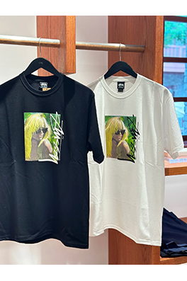 STUSSY SS25 LAURA ブロンドのTシャツ