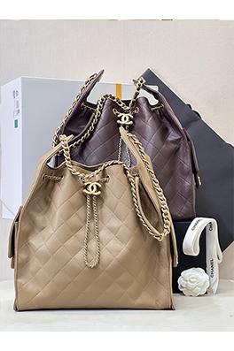シャネル ボール柄マルチポケットホーボーバッグ