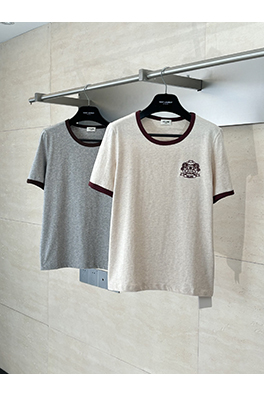 セリーヌスーパーコピー 新しいラウンドネックバッジ刺繍半袖Tシャツ