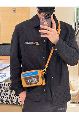 ルイヴィトンスーパーコピーラインストーンロゴモノグラム黒シルクシャツ