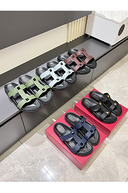 ヴァレンティノ新しい金属ロゴフラットスリッパ