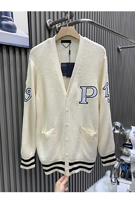 プラダコピー 胸元 1319 にアルファベットの P 刺繍カーディガン