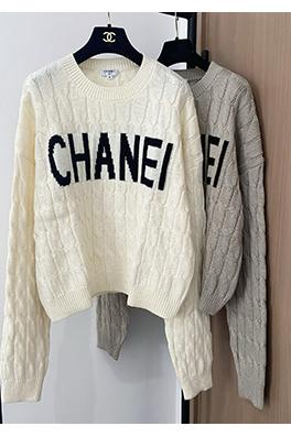 シャネル 胸にクラシックなCHANELのロゴ柄がったセーター