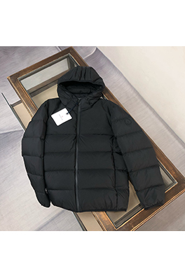 モンクレール 秋冬けの最新フード付きダウンジャケット