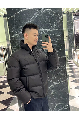 プラダスーパーコピー ナイロントライアングルラベルダウンジャケット