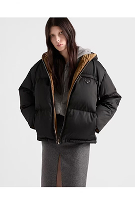 プラダ 新しいトライアングルロゴダウンジャケット