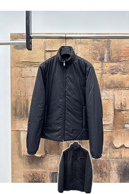 プラダ 新しいツーピースジャケット