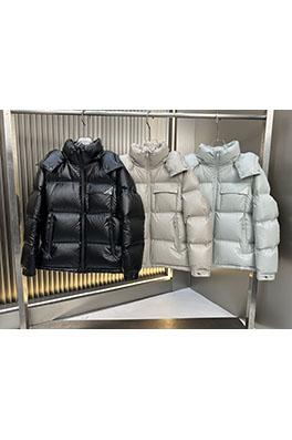 プラダスーパーコピー 斜めの三角形のロゴが入ったダウンジャケット