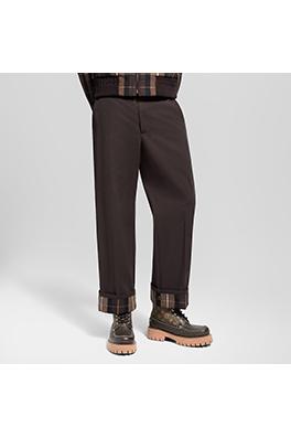 ルイヴィトンコピー ロールアップしたカジュアルパンツ