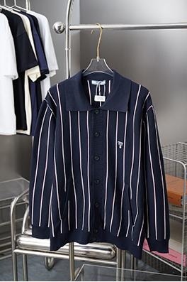 プラダ 新作の刺繍入り襟付きニットカーディガン