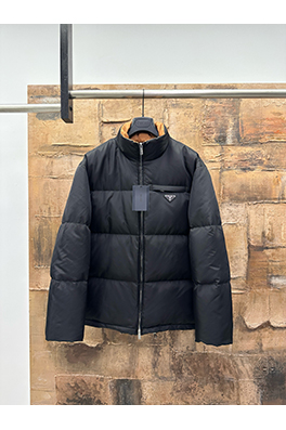 プラダ スタンドカラーのカラーブロックダウンジャケット