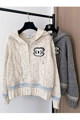 シャネル 新しいロゴ柄カーディガン