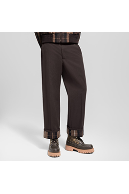 ルイヴィトンコピー ロールアップしたカジュアルパンツ