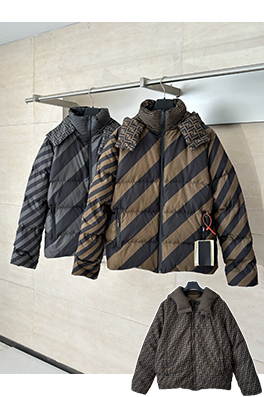 フェンディ 全面ストライプのリバーシブルフード付きダウンジャケット