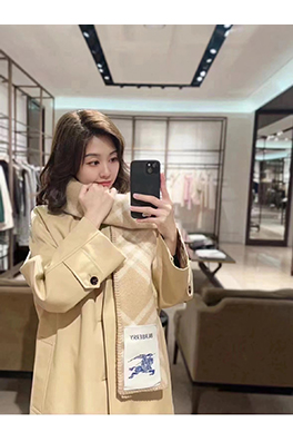 バーバリー カシミアとウールの混紡スカーフ