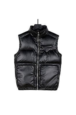 プラダ 胸にロゴが入ったベストセラーのカップルダウンベスト