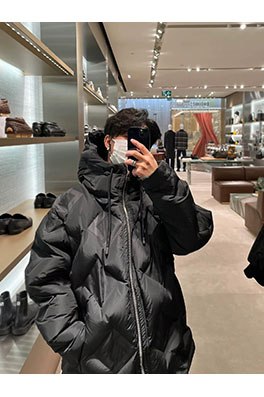 フェンディ エンボスのフード付きダウンジャケット