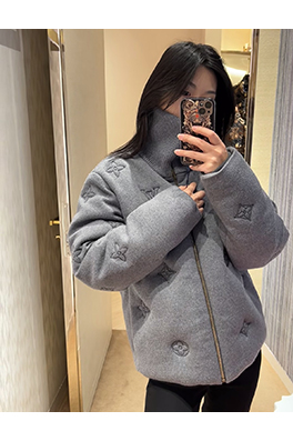 ルイヴィトンコピー スタンドカラーの刺繍入りコットンコート