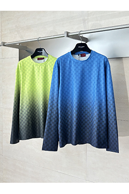 グッチ 新作のグラデーションカラーのラウンドネック長袖シャツ