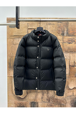 プラダ トライアングルアイアンブランドダウンジャケット