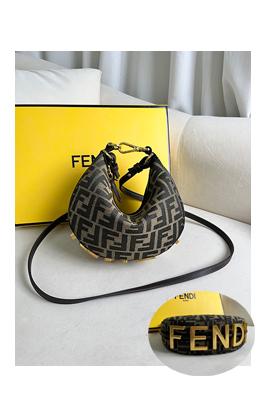 フェンディ チェーン アクセサリーポーチ 三日月型 ズッカ ゴールド金具