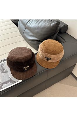 プラダ 逆三角形のレディースロゴ入りフェイクミンクファースエードフラットトップベースボールキャップ