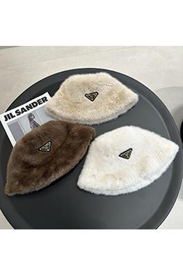 プラダ 逆三角形のロゴがったレザーとファーの漁師帽