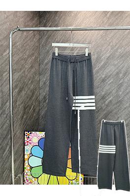 トムブラウン 4本のストライプが入ったクラシックなストレートレッグニットパンツ