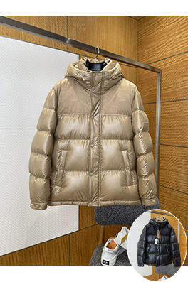 バーバリー 袖口にトリムをしたスタンドカラーのフード付きダウンジャケット