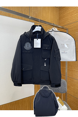 モンクレールスーパーコピー マルチポケットフード付き機能性ジャケット