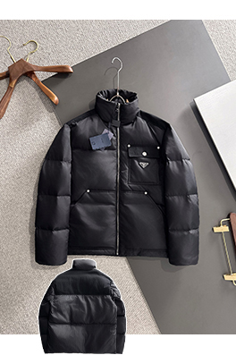 プラダ ポケットに三角ロゴが付いたショートダウンジャケット