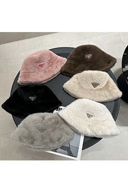 プラダ 逆三角形のロゴが入ったレザーの漁師帽