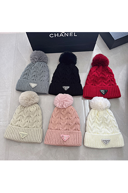 プラダコピー 三角ロゴポンポンニット帽