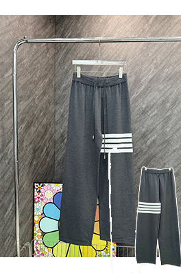 トムブラウン 4本のストライプが入ったクラシックなストレートレッグニットパンツ