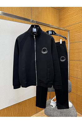 モンクレール ロゴ入りジップアップジャケットとストレートレッグパンツのスーツ