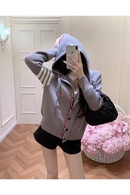 トムブラウンコピー 々しくプレッピーなスタイルの重厚な刺繍がされた赤と黒のストライプの犬のフード付きカーディガン