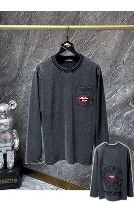 クロムハーツ ダークなサンスクリットのアップリケ刺繍と赤いリップがあしらわれたクラシックな馬蹄形の長袖シャツ