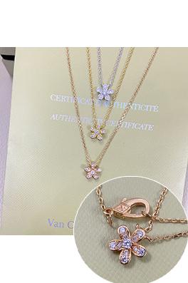 ヴァン クリーフ＆アーペル 新モデルダイヤモンドをちりばめた花のネックレス