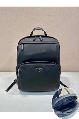 プラダ 新モデルトライアングルロゴナイロンバックパック