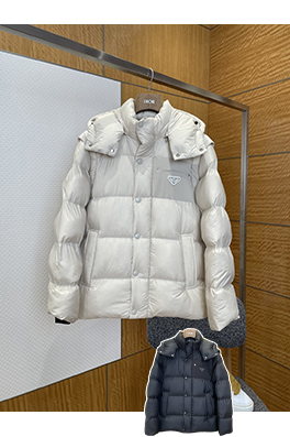 プラダ クラシックなトライアングルロゴの取り外し可能な袖のパッチワークダウンジャケット