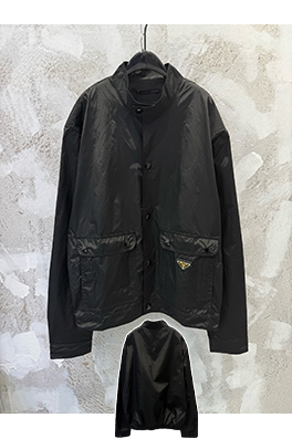 プラダ リサイクルナイロンスタンドカラーダブルポケットジャケット