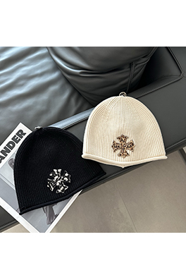 クロムハーツ トレンドのクロス柄ニット帽