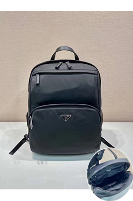 プラダ 新モデルトライアングルロゴナイロンバックパック