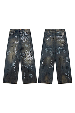 バレンシアガ 手描きのグラフィティとウォッシュをしたダメージのルーズフィットジーンズ